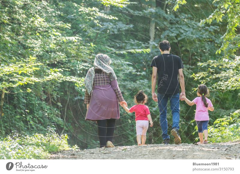 Rückseite der jungen Familie zu Fuß zusammen draußen in der grünen Natur Lifestyle Erholung Ferien & Urlaub & Reisen Sommer Kindererziehung Mensch Mädchen