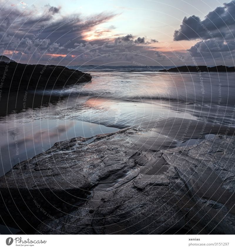 Trebarwith beach in Cornwall bei Sonnenuntergang mit Wolken, Felsen und einlaufender Flut Strand Ferien & Urlaub & Reisen Küste Tourismus Meer Wellen Dämmerung