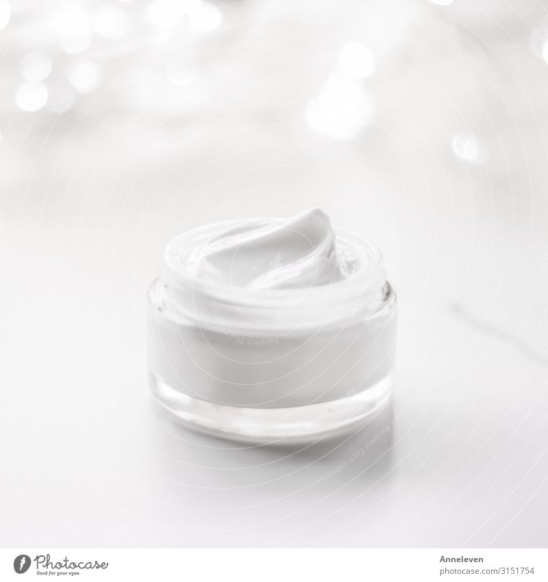 Gesichtscreme-Feuchtigkeitscremetiegel auf Urlaubsglitzer-Hintergrund, feuchtigkeitsspendende Hautpflege als Lifting-Emulsion, Anti-Age-Kosmetik für Luxus-Schönheitspflegemarke