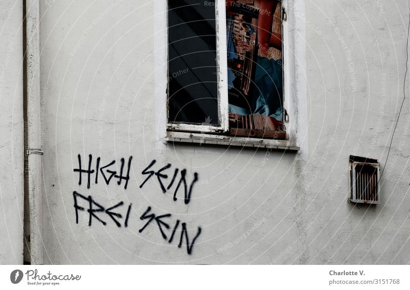 Bald ist Wochenende | UT HH19 Lifestyle Alternativmedizin Mauer Wand Fassade Fenster Regenrinne Lüftungsklappe Stein Schriftzeichen Graffiti alt dreckig dunkel