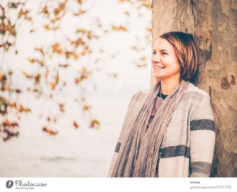 fröhliches Herbstportrait einer Frau Ferne Freiheit Wellen Mensch feminin Erwachsene Körper Kopf 1 30-45 Jahre Natur Urelemente Wasser Klima Baum Mode Mantel