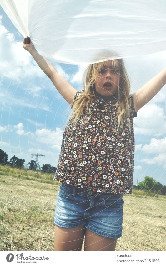 im sommer auf dem acker Kind Kindheit Spielen toben Freude Experiment fliegen Feld Natur Plastik Plastikplane Plastikfolie Umwelt flattern Wind Dynamik Horizont