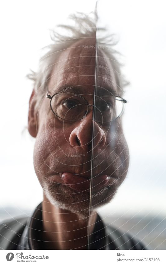 Spiegelbild Mensch maskulin Mann Erwachsene Leben Kopf 1 45-60 Jahre Denken entdecken Blick warten außergewöhnlich lustig Neugier Verschwiegenheit