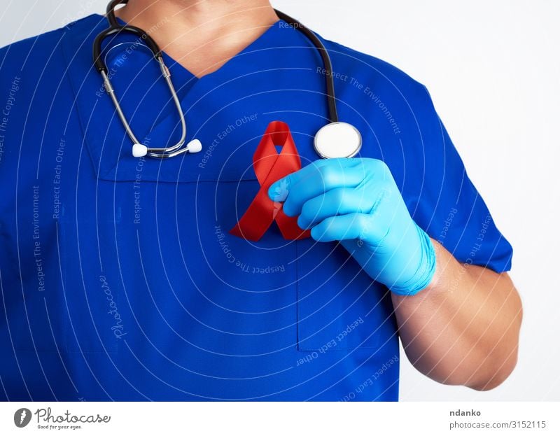 Arzt hält ein rotes Band Gesundheit Gesundheitswesen Behandlung Krankheit Medikament Mensch Mann Erwachsene Hand Finger Wahrzeichen Schnur weiß Hoffnung