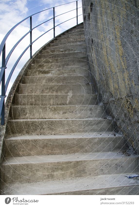 Außentreppe Wissenschaften Himmel Treptow Gebäude Treppe Treppengeländer authentisch historisch lang grau Sicherheit Ordnung Qualität Schutz Vergangenheit
