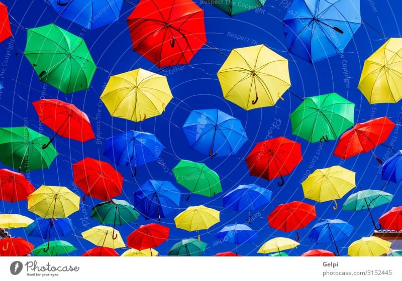 Bunte Regenschirme Stil schön Sonne Dekoration & Verzierung Kunst Himmel Wetter Straße schaukeln gut hell blau gelb grün Schutz Farbe farbenfroh Regenbogen