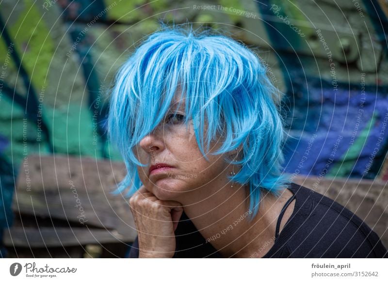 Attitude | UT HH19 Freude feminin Frau Erwachsene Kopf Mensch 45-60 Jahre Mauer Wand Perücke Graffiti beobachten Denken Coolness frech lustig verrückt blau
