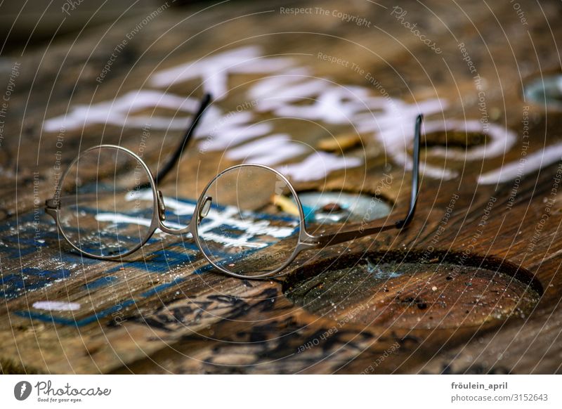Kuschelpunk | UT HH19 Brille Holz alt gebrauchen beobachten Denken entdecken lesen Blick trendy kuschlig klein Originalität rebellisch klug seriös braun weiß