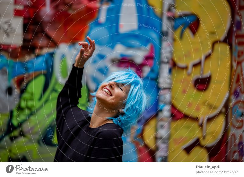Schalalalalaaa | UT HH19 Freude feminin Frau Erwachsene Mensch 45-60 Jahre Stadt Mauer Wand Perücke Haarfarbe Graffiti Feste & Feiern lachen Tanzen Coolness