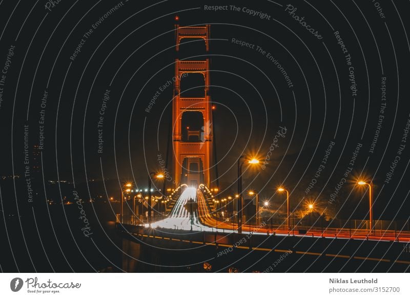Golden Gate Bridge bei Nacht mit Lichtspuren Leuchtspur Straßenbeleuchtung Menschenleer Verkehr Nachtaufnahme Sightseeing Städtereise Stadt Brücke