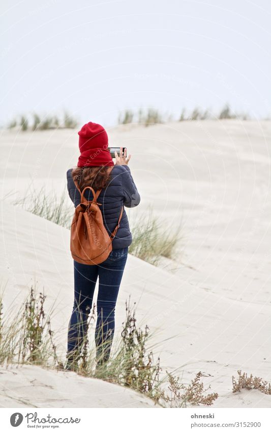 Strandfotografin Handy Mensch feminin Junge Frau Jugendliche Erwachsene 1 30-45 Jahre Klima Küste Nordsee Düne Stranddüne Mode Bekleidung Schal Rucksack Mütze