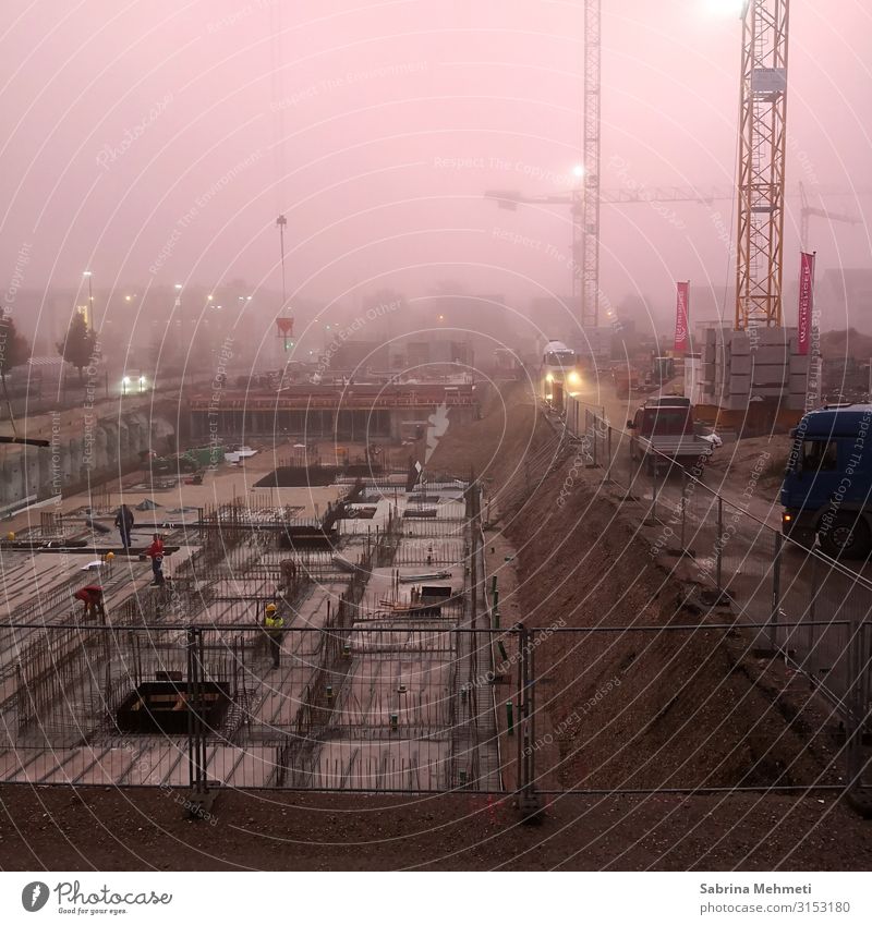 Baustelle im morgendlichen Nebel Handwerker Industrie Stadtzentrum Leben Farbfoto Außenaufnahme Morgendämmerung