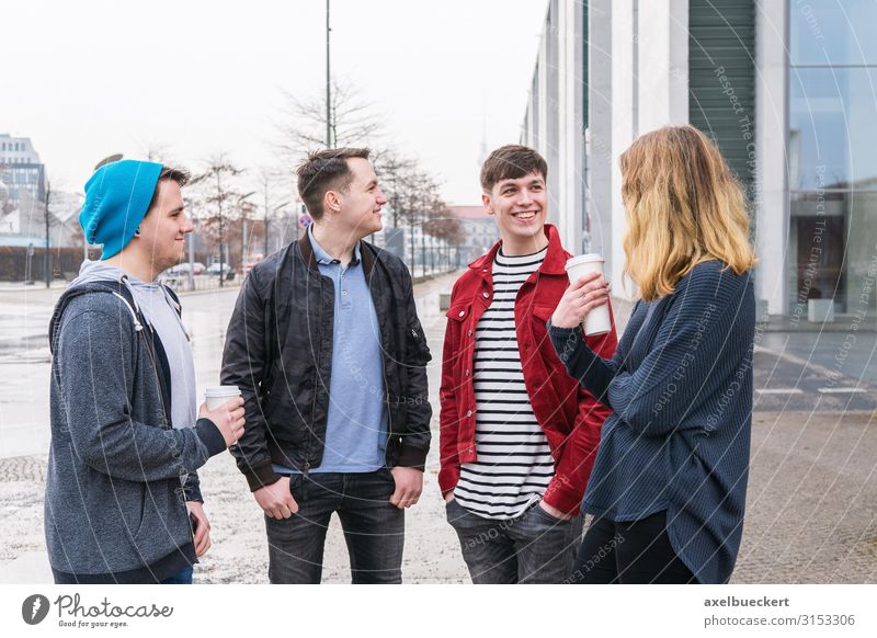 Gruppe Freunde unterhalten sich auf der Straße trinken Kaffee Latte Macchiato Becher Lifestyle Freizeit & Hobby Student Mensch Junge Frau Jugendliche