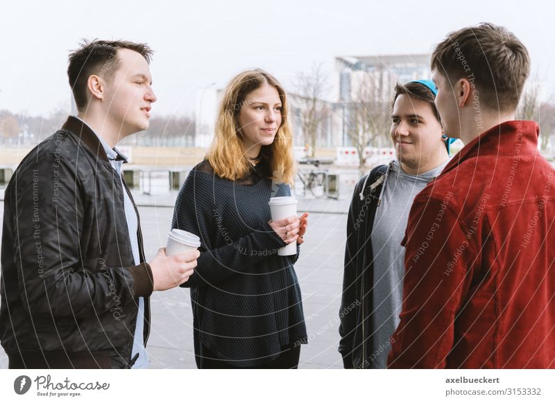 4 Teenager unterhalten sich auf der Straße Heißgetränk Kaffee Latte Macchiato Becher Lifestyle Freude Freizeit & Hobby Student Mensch Junge Frau Jugendliche
