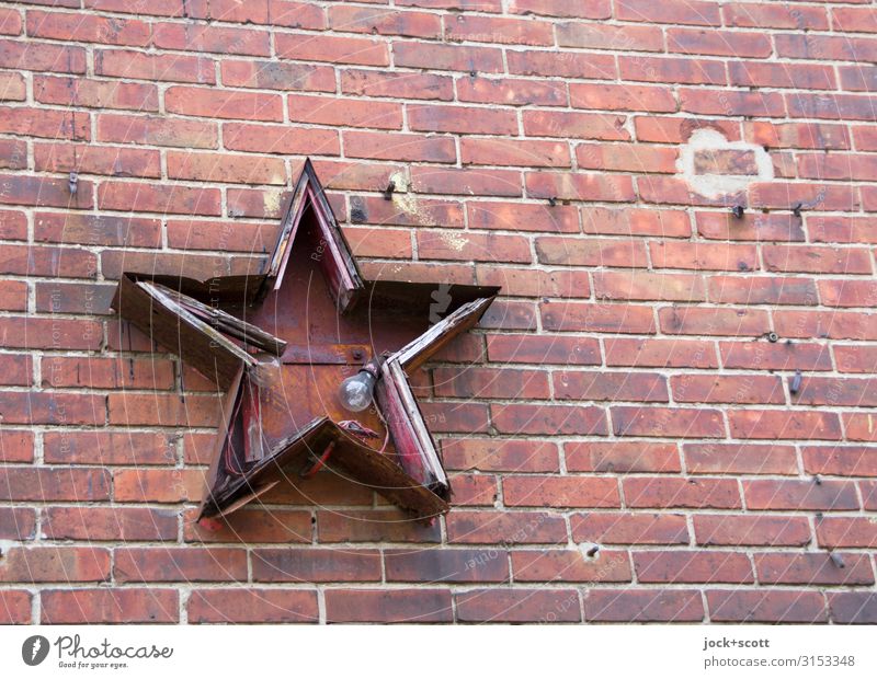 Leuchte roter Stern Sozialismus Ideologie Wand Glühbirne Backstein Stern (Symbol) 5 eckig kaputt Verfall Vergangenheit Vergänglichkeit Zahn der Zeit
