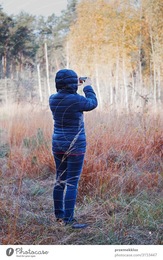 Frau beim Fotografieren des Waldes Lifestyle wandern Telefon Handy Bildschirm Fotokamera Mensch Junge Frau Jugendliche Erwachsene 1 30-45 Jahre Umwelt Natur