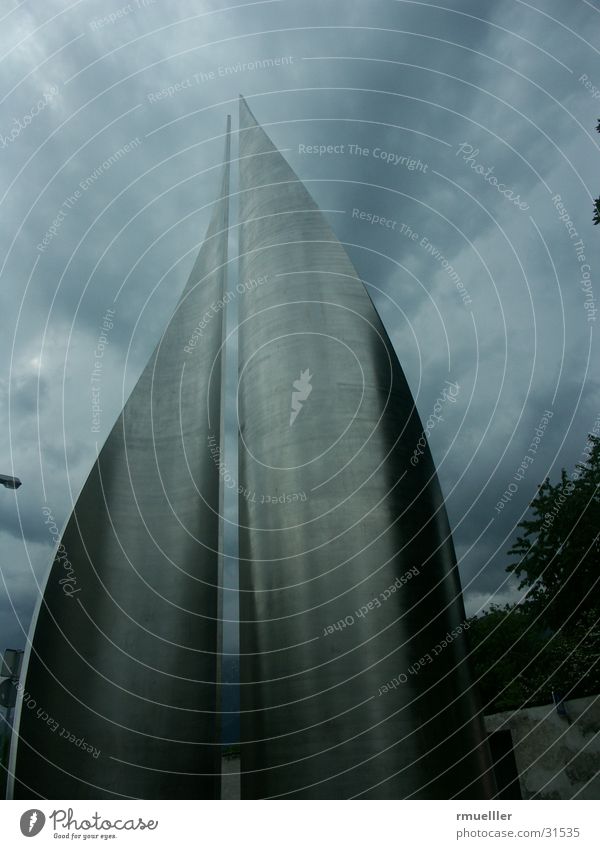 Aufziehendes Unheil Denkmal dunkel Aluminium Weitwinkel Kunst obskur Natur Gewitter Regen modern