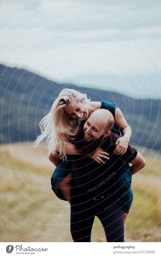lachendes Paar hat Spaß auf einem Berg Vertrauen Farbfoto pärchen Frau Außenaufnahme Zentralperspektive Kontrastreich feminin Liebe sinnlich Glück innig spass