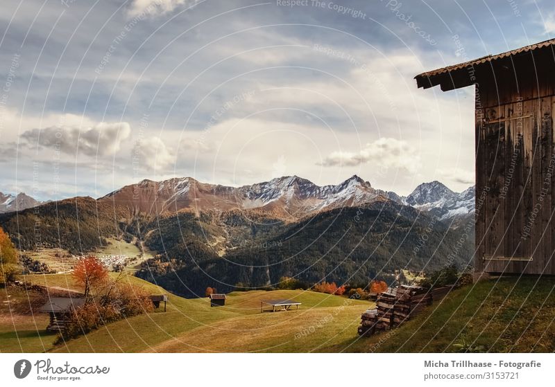 Hütte, Berge und Täler in den österreichischen Alpen Ferien & Urlaub & Reisen Tourismus Sonne Berge u. Gebirge wandern Natur Landschaft Himmel Wolken Herbst