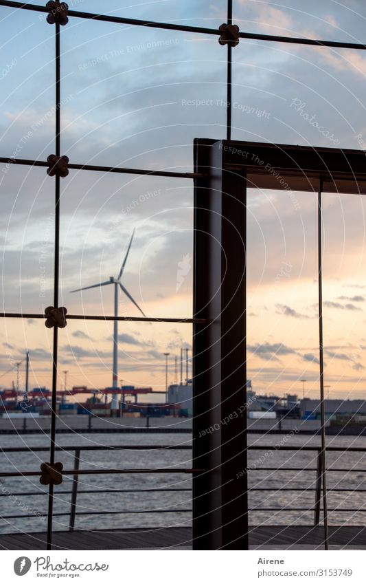 im Rahmen | UT Hamburg Windkraftanlage Industrie Himmel Sonnenaufgang Sonnenuntergang Hamburger Hafen Fenster Glastür Glasfassade Verglasung Türrahmen Bewegung