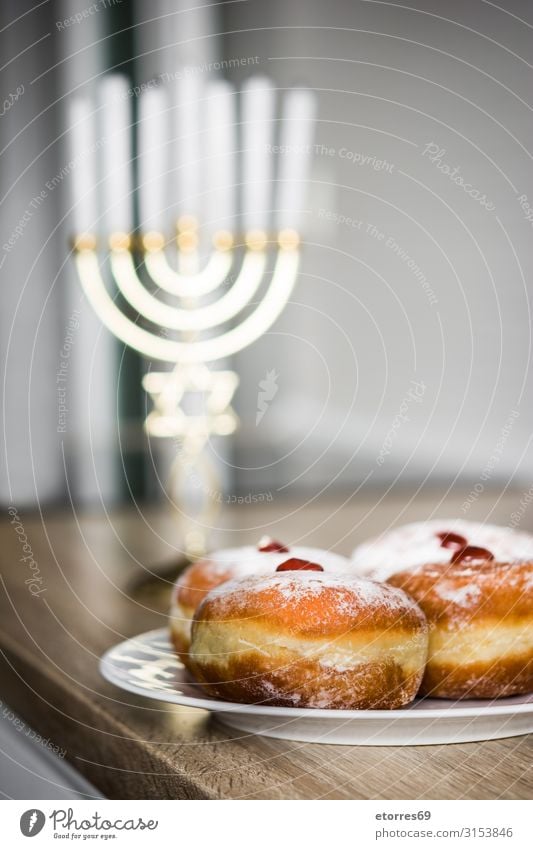 Jüdisches Chanukkah Menora und Sufganiyot Donuts Hanukkah Menorah Kerze leuchten Feste & Feiern Israelis gold Kandelaber Kultur david Dezember
