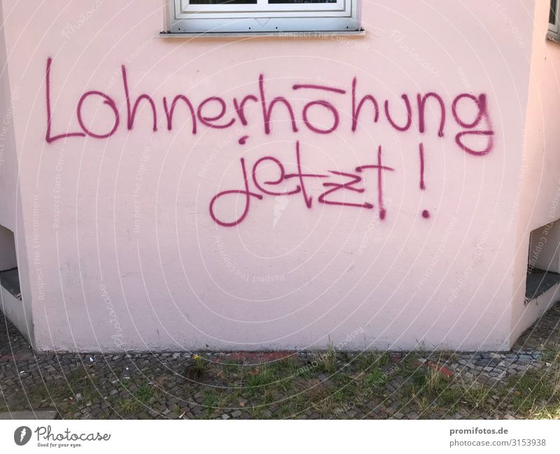 Lohnerhöhung Jetzt! Zeichen Graffiti Geld Armut reich rosa rot Gefühle Mindestlohn Farbfoto Außenaufnahme Menschenleer Zentralperspektive