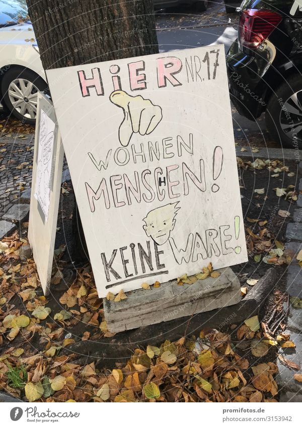 Schild: Here wohnen Menschen. Keine Ware Kunst Herbst Kleinstadt Stadt Zeichen Graffiti machen zeichnen Armut reich Stimmung Entsetzen Wut Ärger Frustration