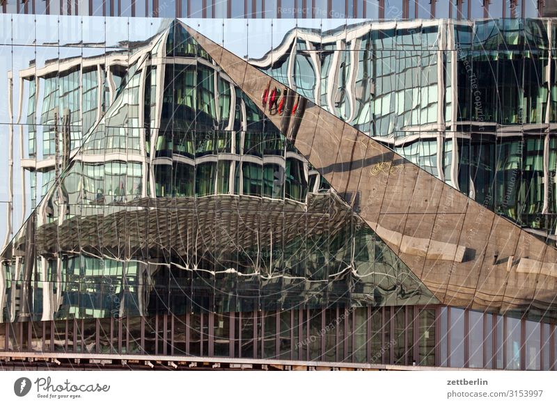 Hauptbahnhof als Spiegelbild Architektur Berlin Deutschland Hauptstadt Regierungssitz Spree Spreebogen Bahnhof Lehrter Bahnhof Verzerrung Mosaik Puzzle Fassade