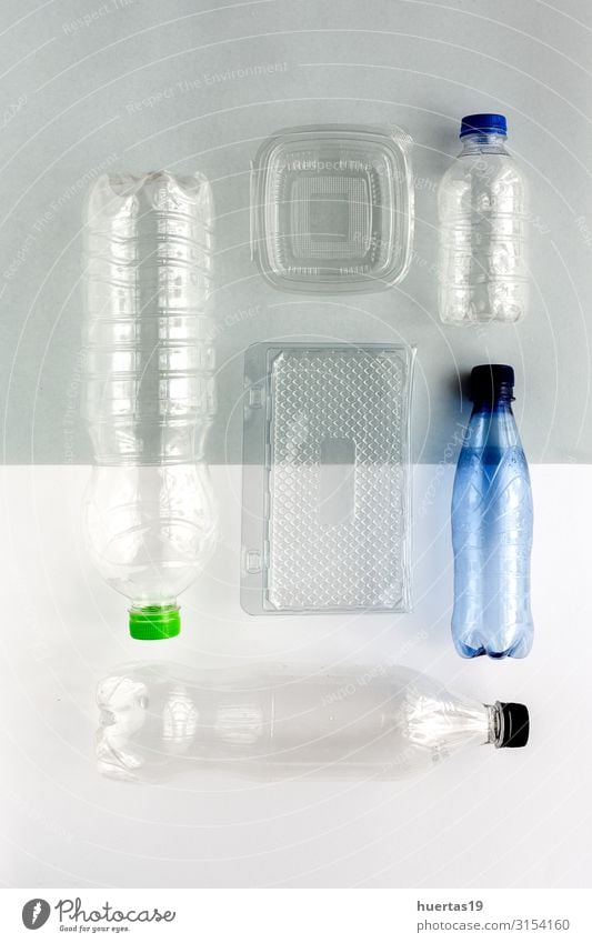 Kunststoffflaschen zum Recyceln. Knolling-Konzept Flasche Industrie Umwelt Container grün weiß Umweltverschmutzung Umweltschutz wiederverwerten Recycling