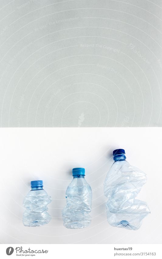 Kunststoffflaschen zum Recyceln. Knolling-Konzept Getränk Flasche Industrie Umwelt Container Kunststoffverpackung grün weiß Umweltverschmutzung wiederverwerten