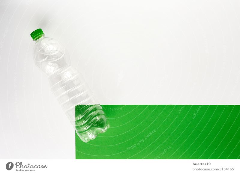 Kunststoffflaschen zum Recyceln. Knolling-Konzept Getränk Flasche Industrie Umwelt Container grün weiß Umweltverschmutzung Umweltschutz wiederverwerten
