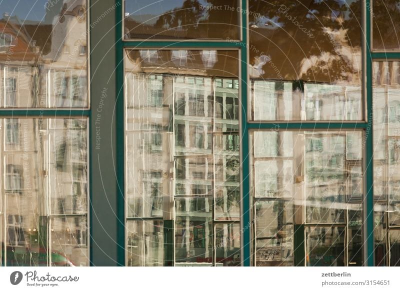 Tränenpalast Berlin Bahnhof Friedrichstraße tränenpalast Wahrzeichen Glas Fensterscheibe Glasscheibe Reflexion & Spiegelung Menschenleer Textfreiraum Haus