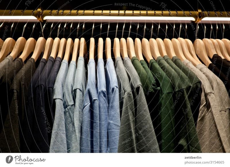 T-Shirts anziehen Auswahl Baumwolle Bekleidung Farbe Farbkarte Farbenspiel kaufen Konfektion Ladengeschäft Menschenleer Sommerbekleidung Schaufenster