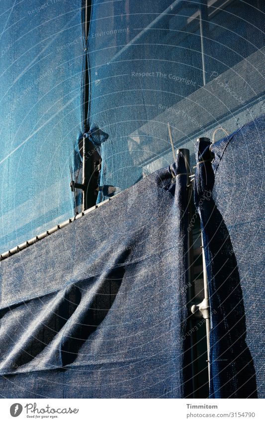Baustelle in Blautönen blau Absperrung Gerüst Metall Schutznetz Kunststoff Sicherheit Gitter Strukturen & Formen Licht Schatten Bauzaun Menschenleer