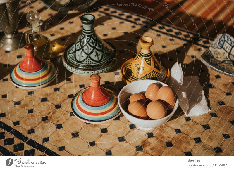 Typische marokkanische Tajines mit Essen auf dem Tisch Frühstück Teller Topf Dekoration & Verzierung Kunst Kultur Ornament authentisch exotisch Tradition Afrika