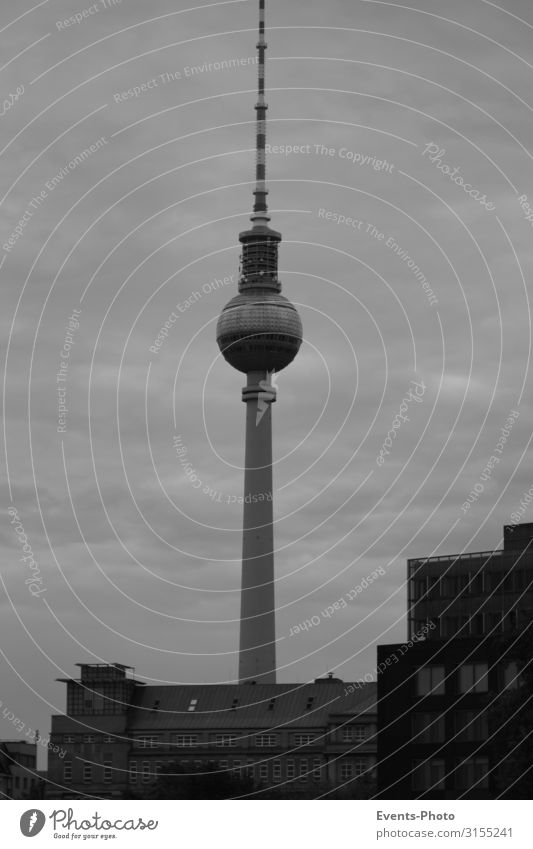 Berliner Fernsehnturm Tourismus Ausflug Sightseeing Städtereise Architektur Berliner Fernsehturm Hauptstadt Stadtzentrum Gebäude Sehenswürdigkeit Abenteuer