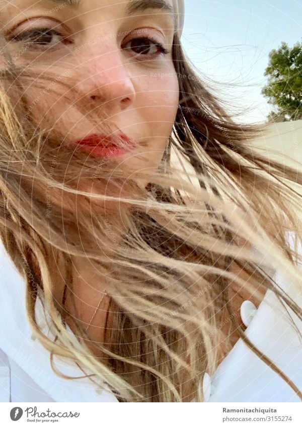 vom Winde verweht Lifestyle Lippenstift Freiheit Mensch feminin Junge Frau Jugendliche Erwachsene Kopf Haare & Frisuren Gesicht Auge 1 18-30 Jahre brünett blond