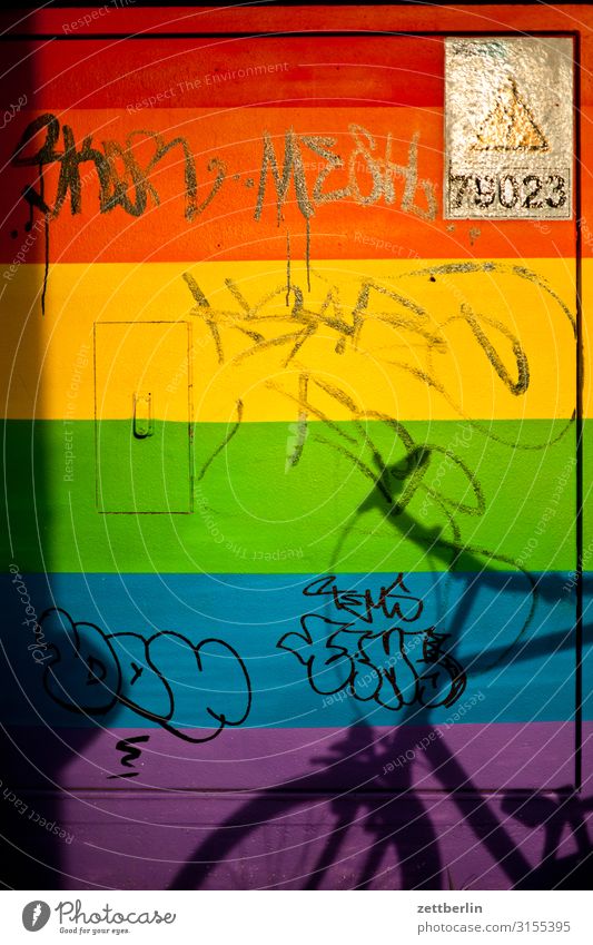 Trafokasten Nr. 78023 Stadtzentrum Mauer Menschenleer Schöneberg Textfreiraum Stadtleben Wand Farbe Regenbogen mehrfarbig Verlauf Farbverlauf Transformator