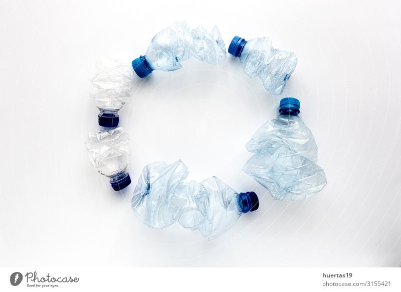 Kunststoffflaschen zum Recyceln. Knolling-Konzept Getränk Flasche Industrie Umwelt Container grün weiß Umweltverschmutzung Umweltschutz wiederverwerten