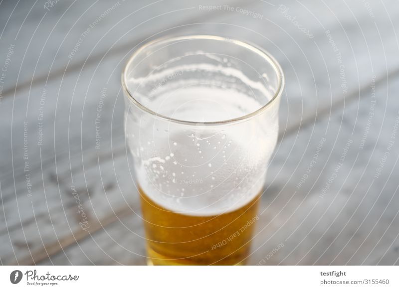 Glas Bier trinken erfrischung durst durst löschen halb getrunken kühl kalt getränk hitze Unschärfe