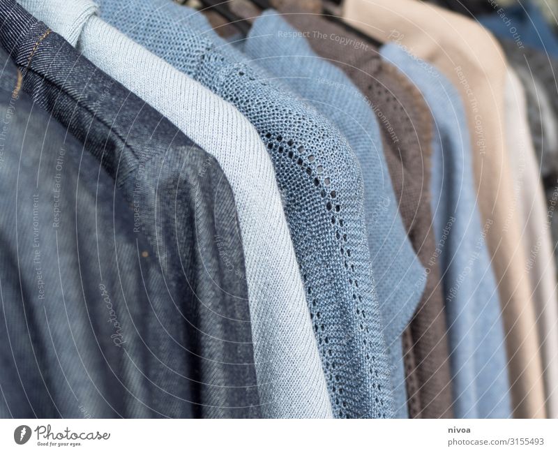 Herbstmode am Kleiderbügel kaufen Design Geld Handel Mode Bekleidung Hemd Pullover Jacke Stoff Naht Baumwolle fair trade bio wählen Gesundheit trendy nachhaltig