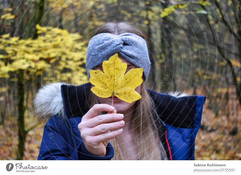 Herbst Mensch feminin Junge Frau Jugendliche Erwachsene 1 18-30 Jahre Natur Landschaft Baum Wald Jacke Stirnband blond langhaarig stehen träumen schön natürlich