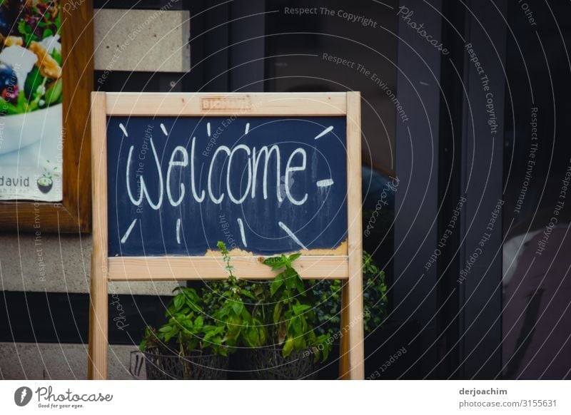 " Welcome " steht auf einem Schild an der Straße . Ernährung kaufen Freude Zufriedenheit Freizeit & Hobby Ausflug Restaurant Feste & Feiern