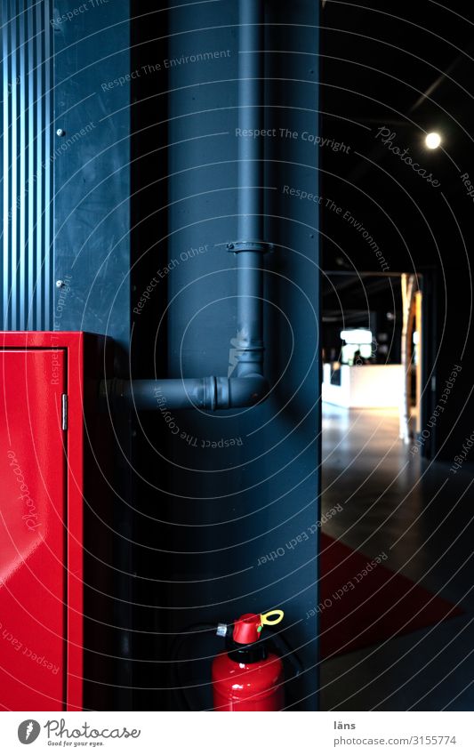 Sicherheit und Ordnung Technik & Technologie Hamburg Mauer Wand Linie Vertrauen Feuerlöscher Sicherungskasten Röhren rot schwarz Warnfarbe Farbfoto