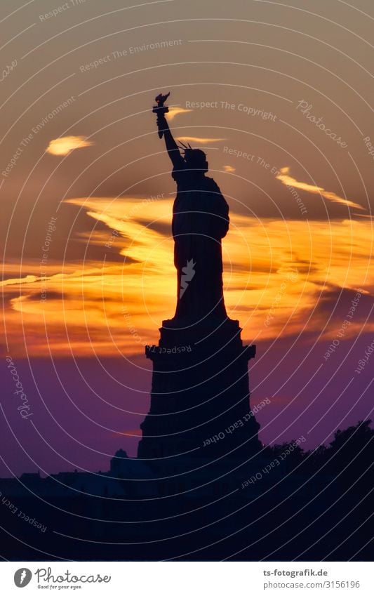 Lila Lolli Lady Liberty Wolken Sonnenaufgang Sonnenuntergang New York City USA Stadt Skyline Menschenleer Bauwerk Gebäude Sehenswürdigkeit Wahrzeichen