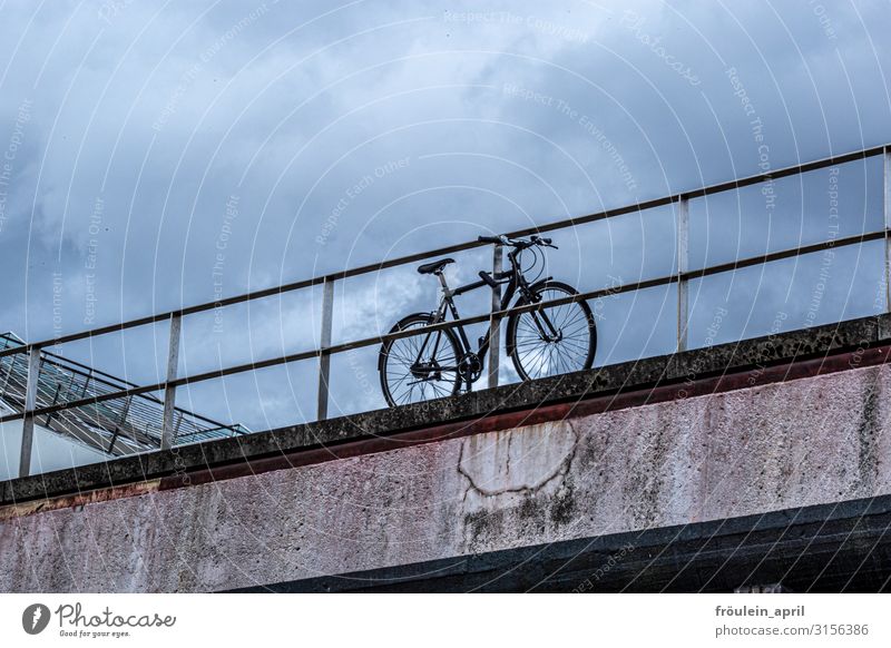 parken | UT HH19 Wolken Verkehrsmittel Fahrradfahren Bewegung Fitness Sport dunkel trendy Stadt blau braun grau schwarz Abenteuer anstrengen Leben nachhaltig