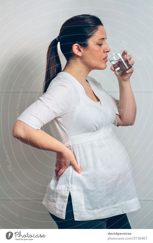Schwangeres Trinkwasser trinken Lifestyle schön Leben Erholung Mensch Baby Frau Erwachsene Eltern Mutter Familie & Verwandtschaft stehen authentisch schwanger