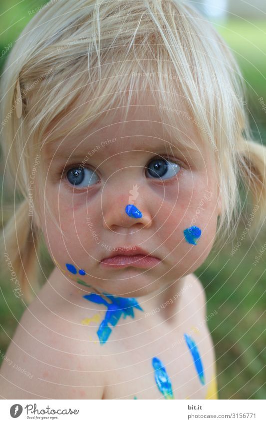Ich war das nicht Mensch feminin Kind Kleinkind Mädchen Glück positiv bemalt Karneval Fingerfarbe Porträt Halbprofil Blick nach vorn Wegsehen Kindheit