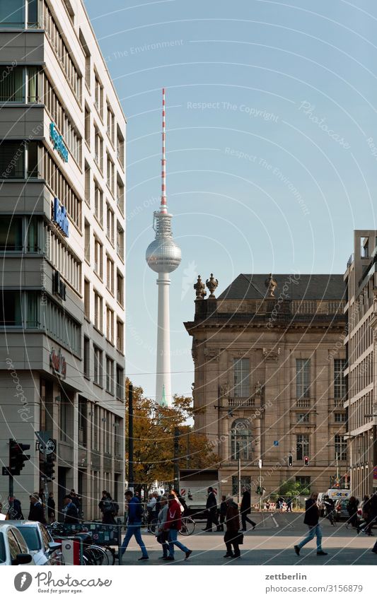 Fernsehturm hinter der Friedrichstraße Alexanderplatz Berlin Berliner Fernsehturm Hauptstadt Stadt Tourismus Wahrzeichen Straße Verkehr Ferien & Urlaub & Reisen