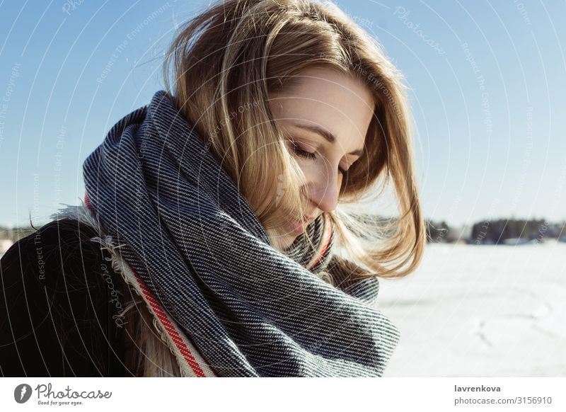 Nahaufnahme eines weißen Mädchens in einem Schal auf einem gefrorenen Fluss. Herbst blond Kaukasier Mantel kalt Gesicht Junge Frau Behaarung Lifestyle Natur